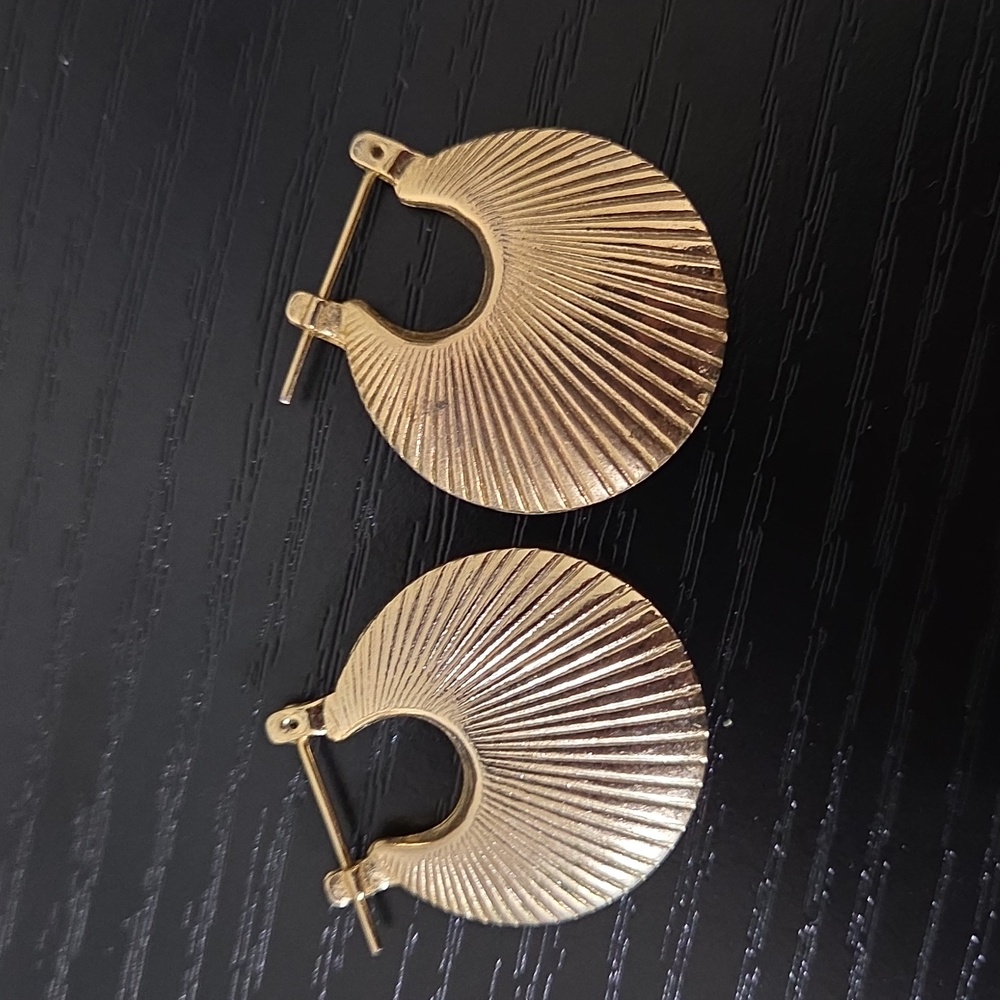 Estate Gold Tone Fan Shaped Pierced Earrings Jewelry Textured Sculptural